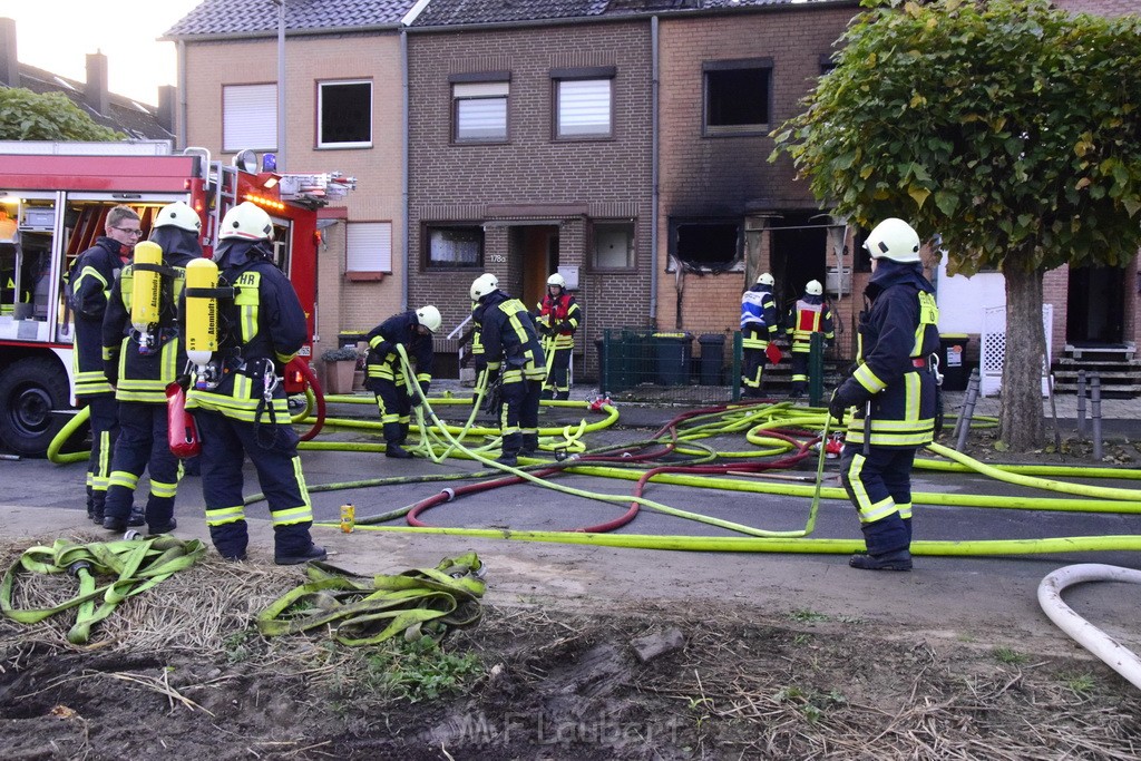 Feuer 2 Vollbrand Reihenhaus Roggendorf Berrischstr P199.JPG - Miklos Laubert